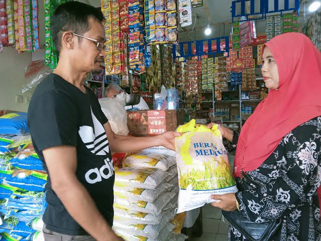 Ilustrasi beras Bulog disalurkan di pasar-pasar dan toko di Pekanbaru (foto/int)